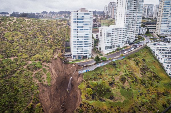 Gran socavón obliga a evacuar edificio en Viña del Mar.