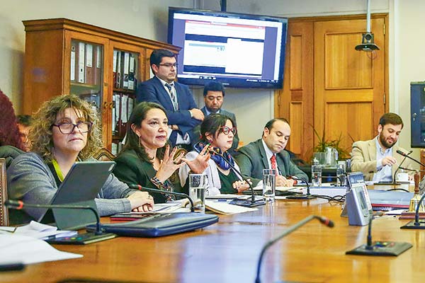 Daniela Caldana, Macarena Lobos, y Javiera Martínez han expuesto ante la comisión investigadora.