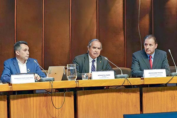 Senador Kenneth Pugh durante el seminario de ciberseguridad en la Cepal.