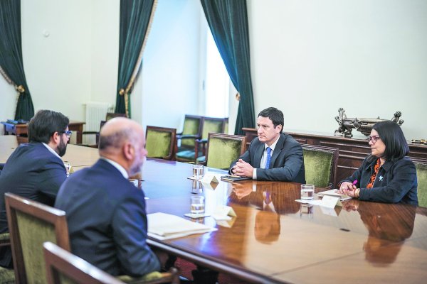 Arturo Squella y Ruth Hurtado, de republicanos, se reunieron ayer con Boric. Foto: Presidencia