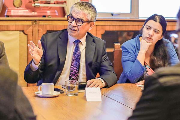 El ministro Marcel junto a la directora de Presupuestos, Javiera Martínez.