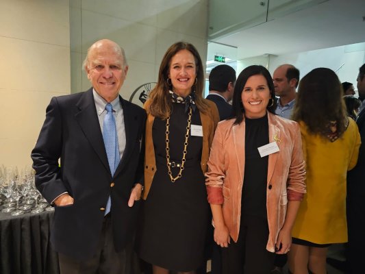 El lanzamiento de la guía 2023 para Chile se realizó la noche de este miércoles en las oficinas de Carey. En la imagen Jorge Carey junto a María Paz Cerda de Aes Andes y Consuelo Mengual del Coordinador Eléctrico Nacional.