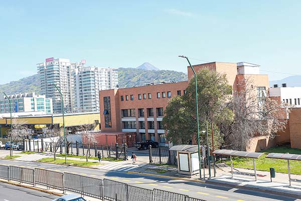 Lo Barnechea da luz verde a millonario proyecto inmobiliario en terrenos de la ex sede de la U. Del Desarrollo