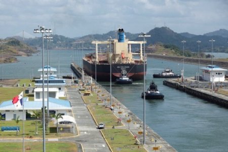 Navieras pagan sumas récord para cruzar más rápido por el canal de Panamá