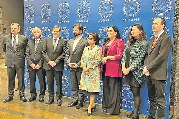 Presidente Gabriel Boric y ministra de Minería, Aurora Williams, junto a la directiva de Sonami en la cena de la industria.