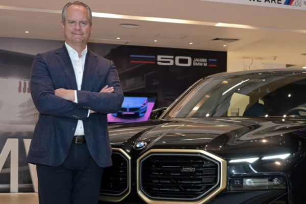 BMW prevé tener un 50% de su flota electrificada a 2030 mientras mantiene inversión en autos a combustión