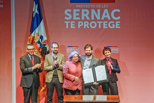 El mandatario presentó el proyecto en San Joaquín, junto a los ministros del Interior, de Economía, el director del Sernac y representantes de la tercera edad. Foto: Agencia Uno