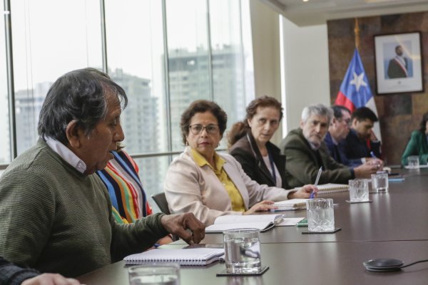 Vladimir Reyes, presidente del Consejo de Pueblos Atacameños, y la ministra de Minería, Aurora Williams.