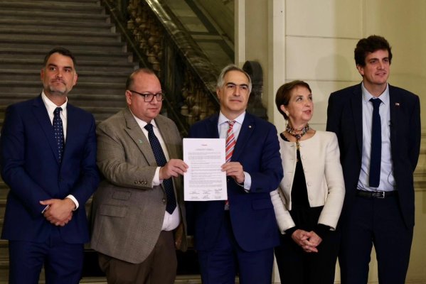 Chile Vamos desaira a Boric y firma su propio compromiso de cara al 11 de septiembre