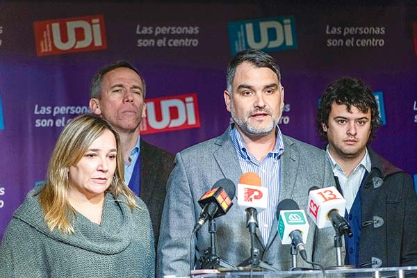 La directiva de la UDI, liderada por el senador Javier Macaya. Foto: Agencia Uno