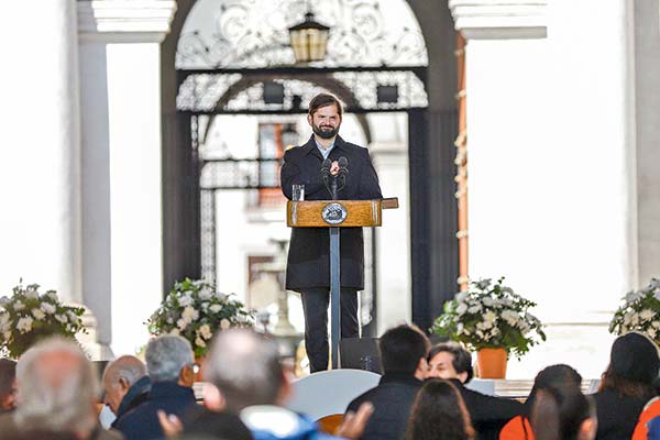 Unos 45 minutos tomó el discurso del Presidente Boric, donde la democracia y el “nunca más” fueron puntos destacados. Foto: Julio Castro