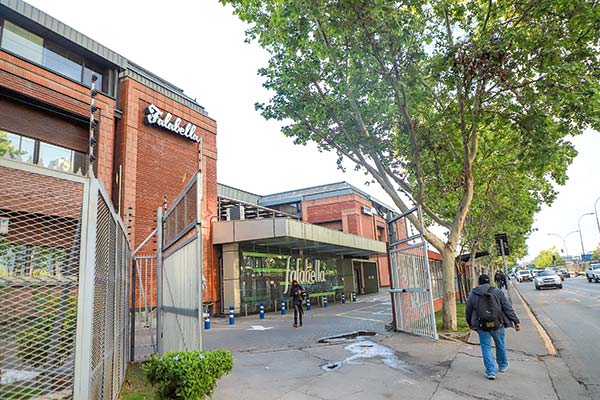 La nueva vida de la excasa matriz de Falabella: oficinas dan paso a minibodegas y se levantará un edificio residencial