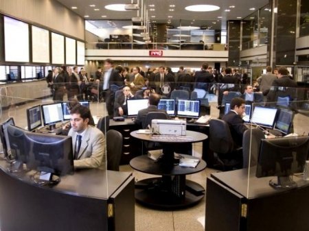 Inestabilidad en Argentina obliga al mercado a achicarse: las operaciones a futuro también se están mudando a Uruguay