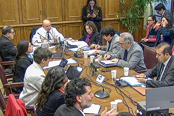 El senador Juan Luis Castro encabezó la sesión de ayer de la comisión de Salud.