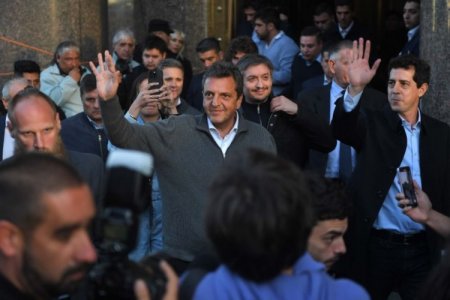 <p>Sergio Massa a los argentinos: "Si tienen que ahorrar compren autito, no me vayan a comprar dólares"</p>