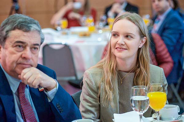 Beatriz Hevia, cabeza del Consejo Constitucional, junto al presidente del Senado, Juan Antonio Coloma.