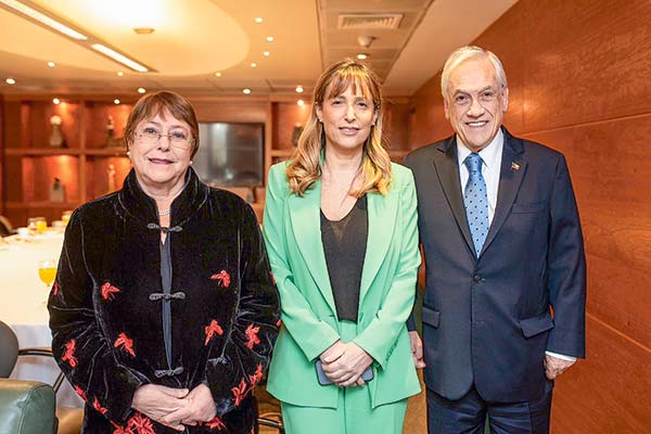 Los exmandatarios Michelle Bachelet y Sebastián Piñera, junto a la presidenta de Icare, Karen Thal.