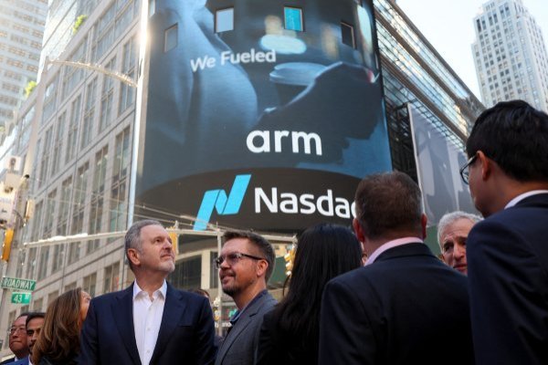 Ejecutivos acompañaron al CEO de Arm, Rene Haas, frente al mercado Nasdaq. (Foto: Reuters)