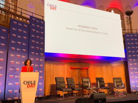 <p>Costa recalca en el Chile Day que baja de inflación no es una tarea terminada: "Debemos permanecer vigilantes"</p>