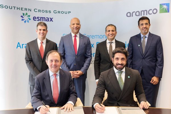 Ceremonia de firma, en primera fila, de izquierda a derecha: Raoul Sotomayor, socio de Southern Cross Group, y Mansour Al Turki, presidente en funciones de Aramco Europa. Fila de atrás, de izquierda a derecha: Jaime Besa, socio de Southern Cross Group, Yasser Mufti, vicepresidente ejecutivo de productos y clientes de Aramco, Nader Douhan, director de soluciones comerciales minoristas de Aramco, y Mohammed Al Qahtani, director de fusiones y adquisiciones de Aramco.