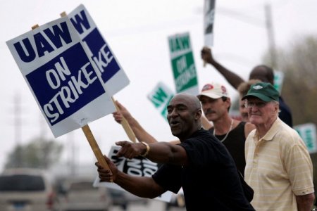 <p>Trabajadores de GM, Ford y Stellantis arrancan histórica huelga en EEUU</p>