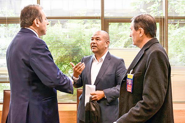 El superintendente Víctor Torres (centro) junto al senador Sergio Gahona y el gerente general de las isapres Gonzalo Simon. Foto: Agencia Uno