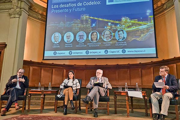 Máximo Pacheco, presidente del directorio de Codelco y Jason Fairclough, managing director del Bank of America, intervinieron en el seminario de Clapes UC.