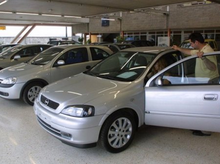 <p>Crisis económica: concesionarias argentinas fijan precios de autos usados en dólares para ciertos modelos</p>