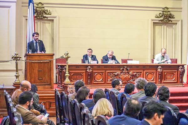 Ministro Diego Pardow expuso en seminario en la sede del Congreso.