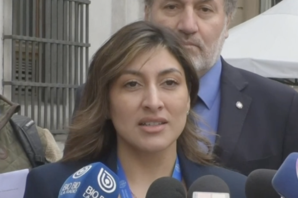 <p>Ahora en DF | Colegios profesionales de la salud entregan carta en La Moneda por despidos de honorarios Covid</p>