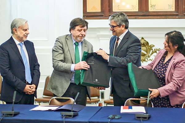 Marcel entregó el viernes una copia del Presupuesto 2024 al timonel de la Cámara de Diputados, Ricardo Cifuentes. Foto: Agencia Uno