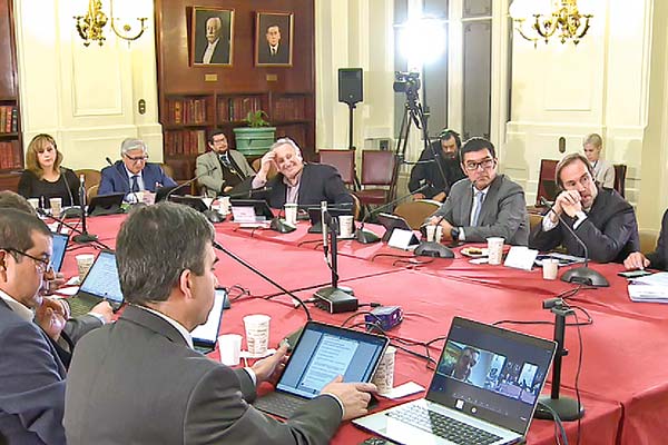 Comisión de Economía del Senado, presidida por Loreto Carvajal.
