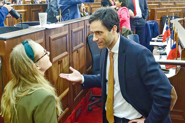 La presidenta del Consejo Constitucional, Beatriz Hevia, junto a su correligionario republicano, Luis Silva.