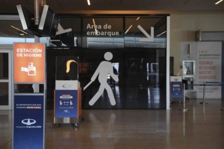 Ezeiza, la puerta de salida para miles de argentinos que huyen de la crisis económica