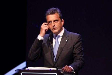 Dólar blue roza la marca de los 900 pesos y Massa reclama a las empresas por divisas para estabilizar hasta las elecciones