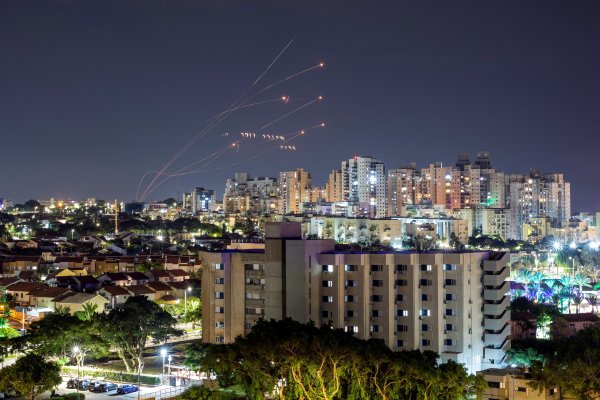 El sistema antimisiles de Israel intercepta cohetes lanzados desde la Franja de Gaza, visto desde Ashkelon, en el sur de Israel. (Reuterrs)