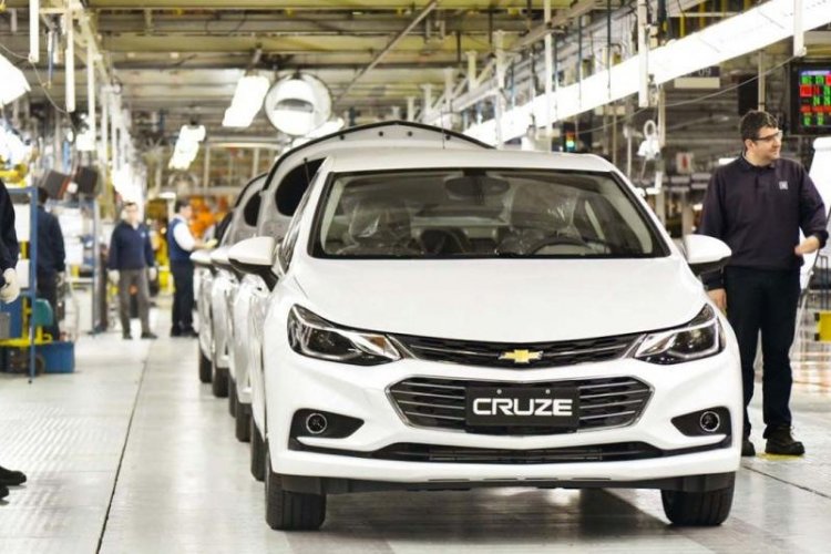 <p>Crisis de insumos en Argentina continúa impactando la producción automotriz: General Motors frena su planta</p>