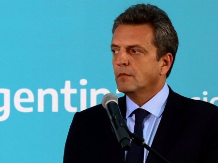 Massa reacomoda su campaña y cancela viajes para enfrentar la corrida del dólar en Argentina
