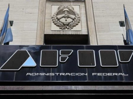 Dólar blue en Argentina pierde fuerza tras allanamientos a cuevas en la capital