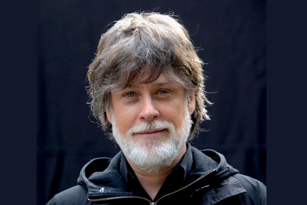 Productor de cine Sebastián Freund se lanza contra Banco Santander