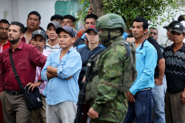 Ecuatorianos acuden a las urnas para elegir nuevo presidente con pedidos de más seguridad y empleo