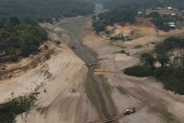 La comunidad de Santa Helena do Inglês, situada a orillas de un afluente del río Negro, aparece aislada en una región afectada por una grave sequía, en Iranduba, Brasil.