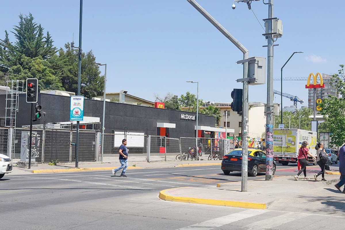 <p>Un AutoMac que no puede funcionar y una interpretación: MCDonald’s arremete en tribunales contra la Municipalidad de Providencia</p>