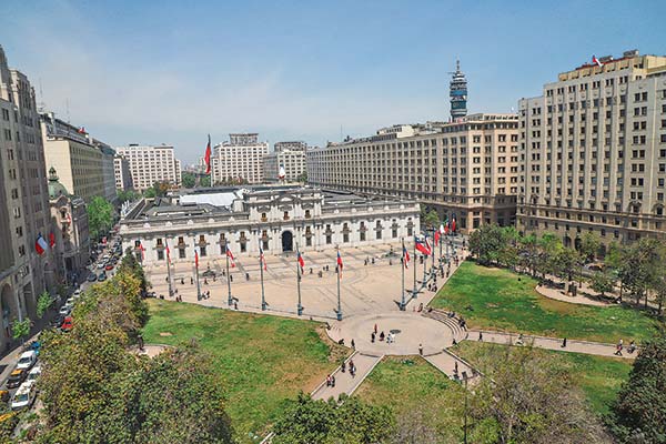<p>Clasificación de riesgo de Chile bajo presión: economistas ponen foco en medidas procrecimiento</p>