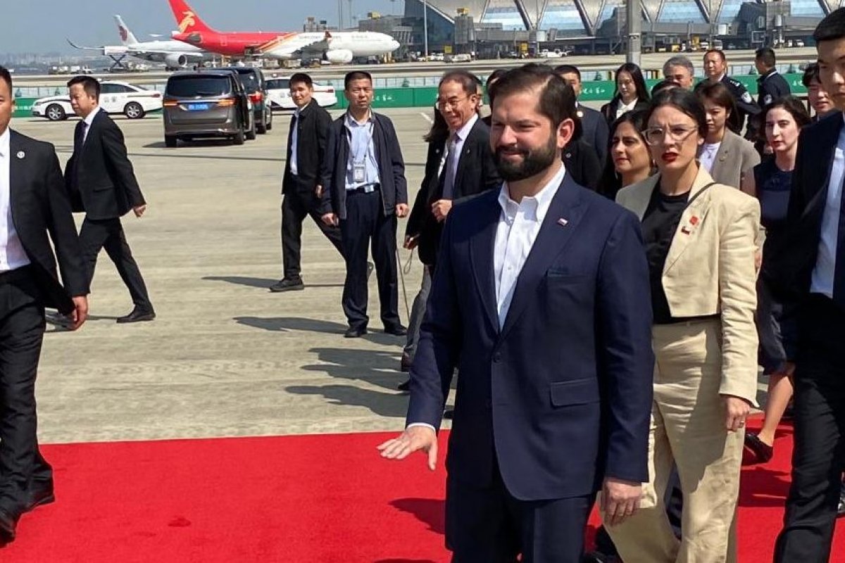 <p>Bitácora de 45 horas de vuelo Beijing-Santiago: las historias del regreso de Boric para llegar a inaugurar los Panamericanos</p>