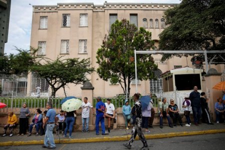 Venezolanos votan en elecciones primarias de la oposición empañadas por la incertidumbre