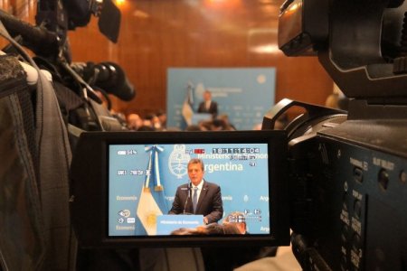 Massa destaca puntos en común de la relación de su país con Chile aunque asegura que "el vino argentino es mejor"