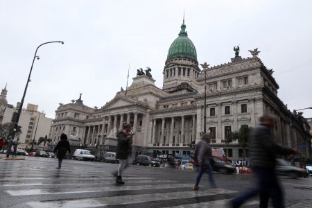 Mercado argentino tras triunfo de Massa: dólar escala, acciones de empresas caen en Wall Street y bonos retroceden más de 8%
