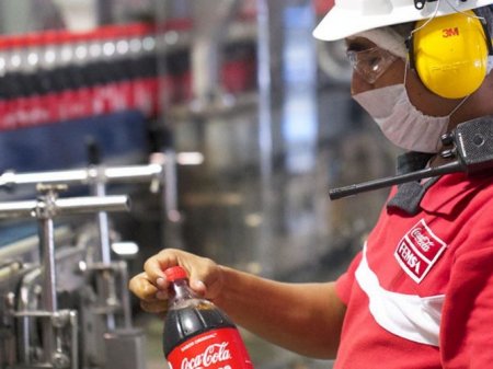 Coca-Cola Femsa advierte entorno "más complejo" en 2024 para su principal materia prima, el azúcar