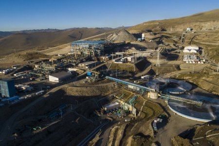 Minera peruana Las Bambas se estabiliza y aumenta previsión de producción de cobre para este año